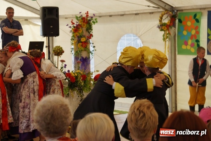 Zdjęcie w galerii na portalu naszraciborz.pl: Barwnie na dożynkach parafialnych w Zawadzie Książęcej wiadomości z regionu