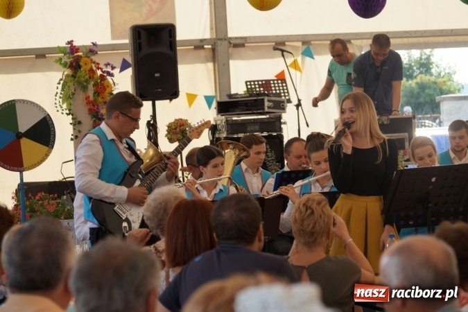 Zdjęcie w galerii na portalu naszraciborz.pl: Barwnie na dożynkach parafialnych w Zawadzie Książęcej wiadomości z regionu