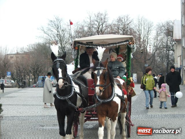 Zdjęcie w galerii na portalu naszraciborz.pl: Strażacki Mikołaj na Rynku wiadomości z regionu