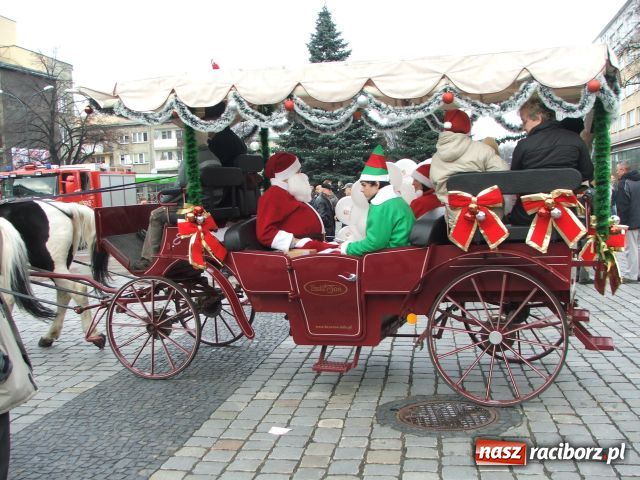 Zdjęcie w galerii na portalu naszraciborz.pl: Strażacki Mikołaj na Rynku wiadomości z regionu
