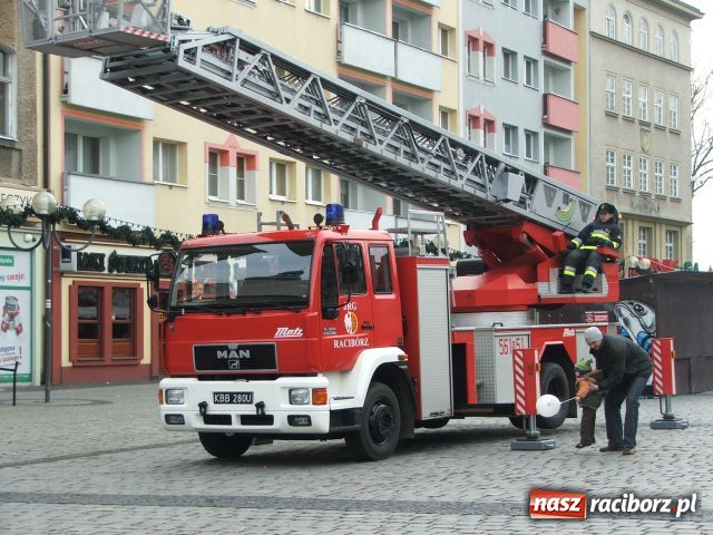 Zdjęcie w galerii na portalu naszraciborz.pl: Strażacki Mikołaj na Rynku wiadomości z regionu