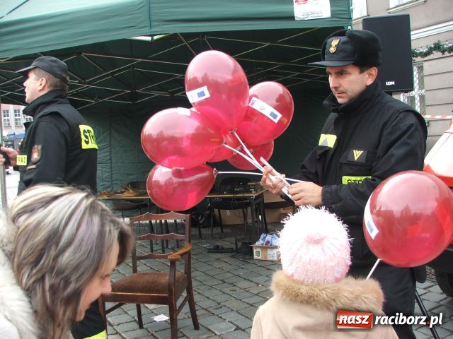 Zdjęcie w galerii na portalu naszraciborz.pl: Strażacki Mikołaj na Rynku wiadomości z regionu