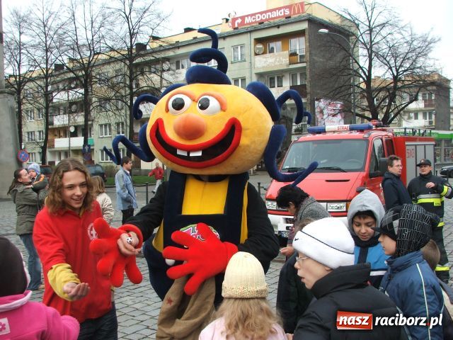 Zdjęcie w galerii na portalu naszraciborz.pl: Strażacki Mikołaj na Rynku wiadomości z regionu