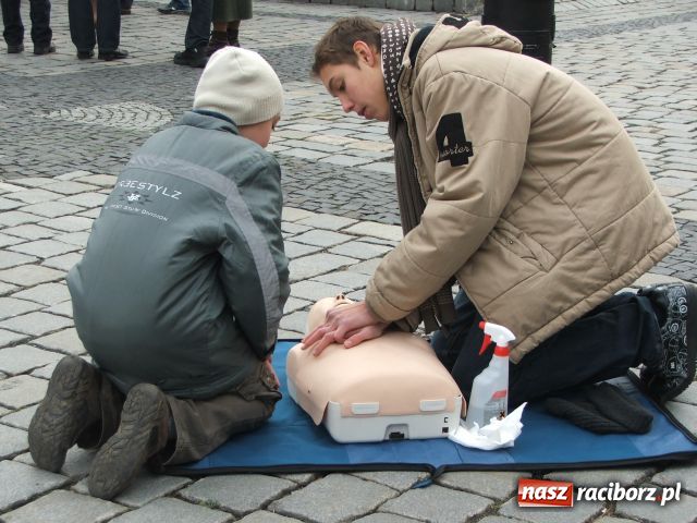 Zdjęcie w galerii na portalu naszraciborz.pl: Strażacki Mikołaj na Rynku wiadomości z regionu