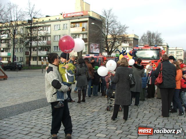 Zdjęcie w galerii na portalu naszraciborz.pl: Strażacki Mikołaj na Rynku wiadomości z regionu