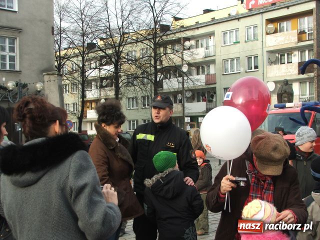 Zdjęcie w galerii na portalu naszraciborz.pl: Strażacki Mikołaj na Rynku wiadomości z regionu