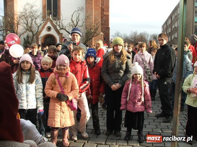 Zdjęcie w galerii na portalu naszraciborz.pl: Strażacki Mikołaj na Rynku wiadomości z regionu