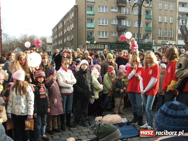 Zdjęcie w galerii na portalu naszraciborz.pl: Strażacki Mikołaj na Rynku wiadomości z regionu