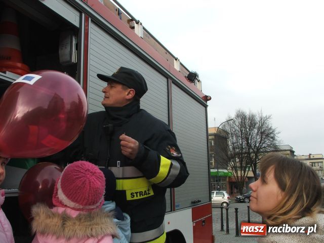 Zdjęcie w galerii na portalu naszraciborz.pl: Strażacki Mikołaj na Rynku wiadomości z regionu