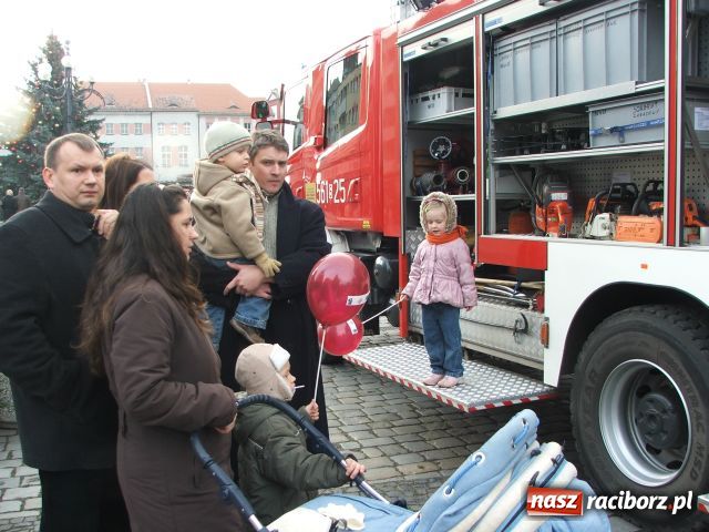 Zdjęcie w galerii na portalu naszraciborz.pl: Strażacki Mikołaj na Rynku wiadomości z regionu