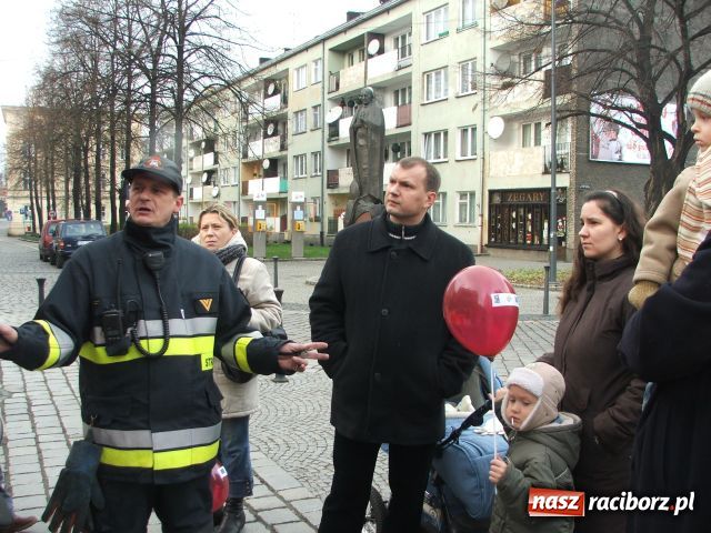 Zdjęcie w galerii na portalu naszraciborz.pl: Strażacki Mikołaj na Rynku wiadomości z regionu