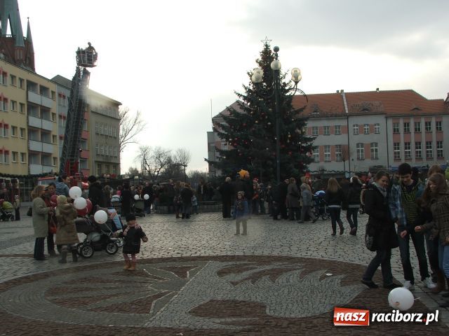 Zdjęcie w galerii na portalu naszraciborz.pl: Strażacki Mikołaj na Rynku wiadomości z regionu