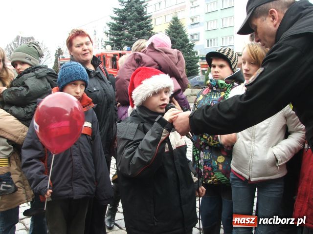 Zdjęcie w galerii na portalu naszraciborz.pl: Strażacki Mikołaj na Rynku wiadomości z regionu