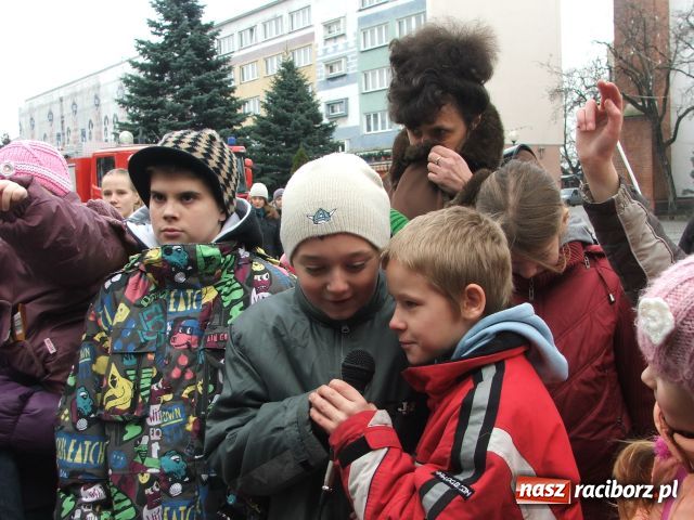 Zdjęcie w galerii na portalu naszraciborz.pl: Strażacki Mikołaj na Rynku wiadomości z regionu