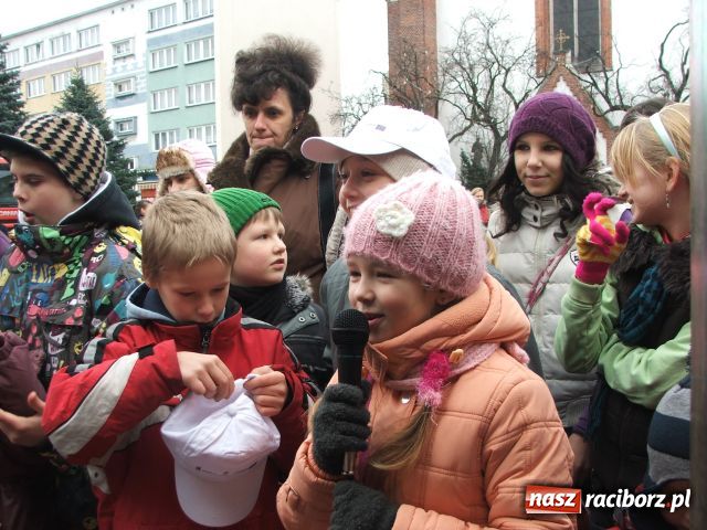 Zdjęcie w galerii na portalu naszraciborz.pl: Strażacki Mikołaj na Rynku wiadomości z regionu