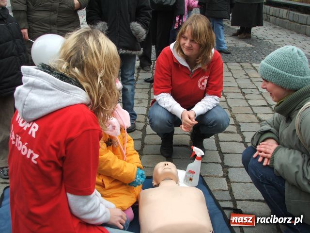 Zdjęcie w galerii na portalu naszraciborz.pl: Strażacki Mikołaj na Rynku wiadomości z regionu