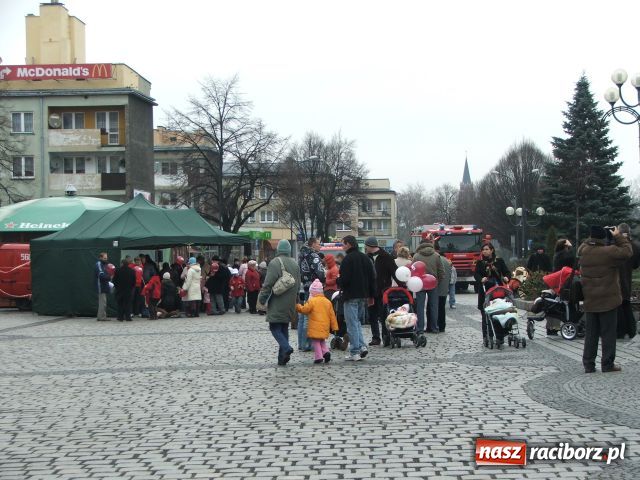 Zdjęcie w galerii na portalu naszraciborz.pl: Strażacki Mikołaj na Rynku wiadomości z regionu