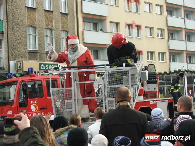 Zdjęcie w galerii na portalu naszraciborz.pl: Strażacki Mikołaj na Rynku wiadomości z regionu