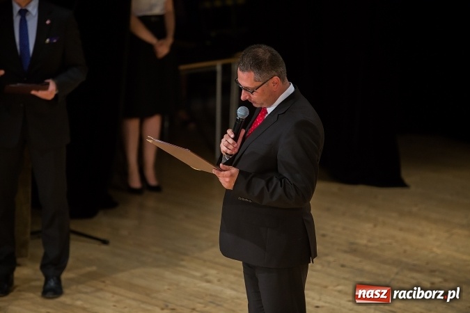 Zdjęcie w galerii na portalu naszraciborz.pl: Najlepsi uczniowie z Raciborza odebrali od prezydenta stypendia wiadomości z regionu