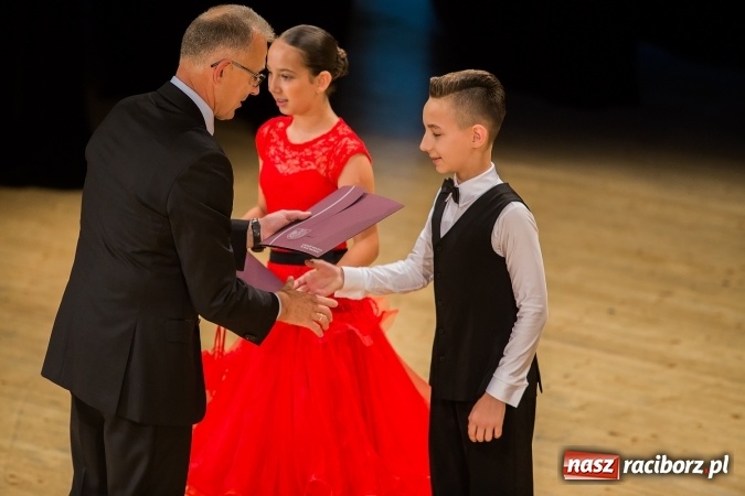 Zdjęcie w galerii na portalu naszraciborz.pl: Najlepsi uczniowie z Raciborza odebrali od prezydenta stypendia wiadomości z regionu