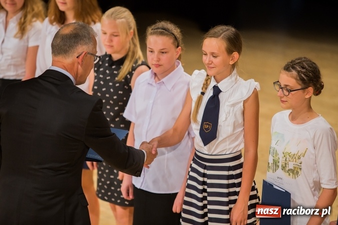 Zdjęcie w galerii na portalu naszraciborz.pl: Najlepsi uczniowie z Raciborza odebrali od prezydenta stypendia wiadomości z regionu