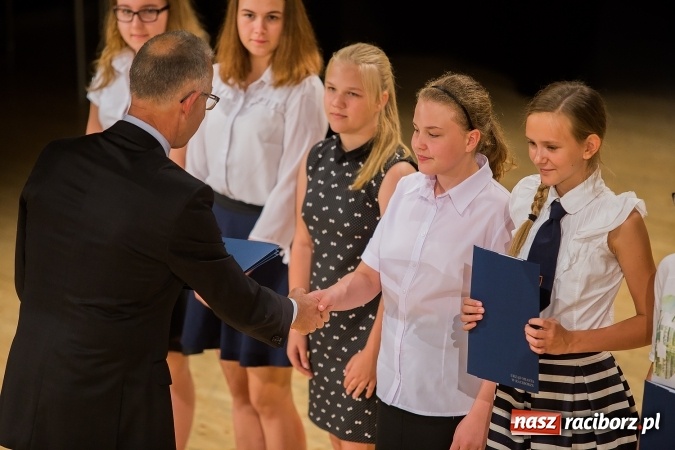 Zdjęcie w galerii na portalu naszraciborz.pl: Najlepsi uczniowie z Raciborza odebrali od prezydenta stypendia wiadomości z regionu