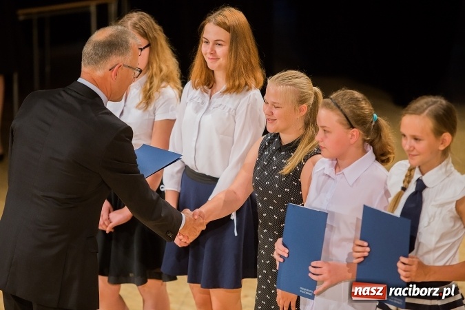 Zdjęcie w galerii na portalu naszraciborz.pl: Najlepsi uczniowie z Raciborza odebrali od prezydenta stypendia wiadomości z regionu