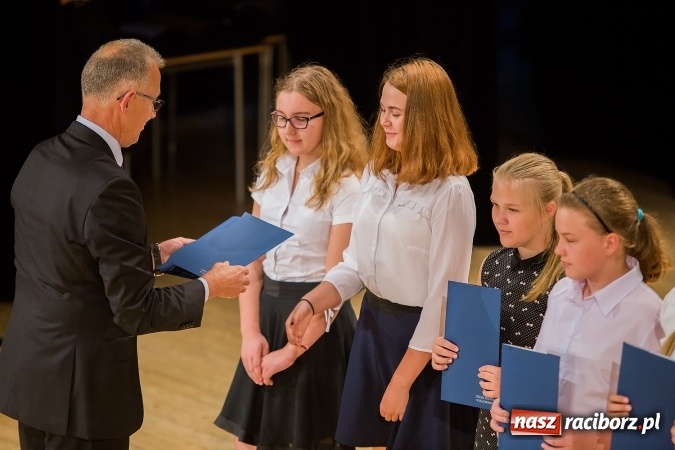 Zdjęcie w galerii na portalu naszraciborz.pl: Najlepsi uczniowie z Raciborza odebrali od prezydenta stypendia wiadomości z regionu