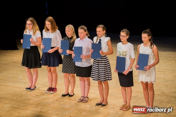 Zdjęcie w galerii na portalu naszraciborz.pl: Najlepsi uczniowie z Raciborza odebrali od prezydenta stypendia wiadomości z regionu