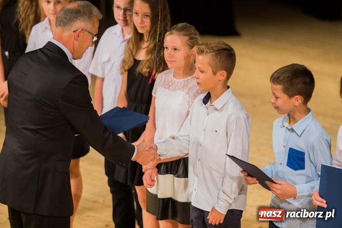 Zdjęcie w galerii na portalu naszraciborz.pl: Najlepsi uczniowie z Raciborza odebrali od prezydenta stypendia wiadomości z regionu