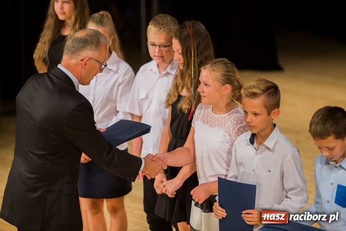 Zdjęcie w galerii na portalu naszraciborz.pl: Najlepsi uczniowie z Raciborza odebrali od prezydenta stypendia wiadomości z regionu