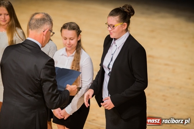 Zdjęcie w galerii na portalu naszraciborz.pl: Najlepsi uczniowie z Raciborza odebrali od prezydenta stypendia wiadomości z regionu