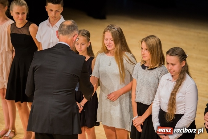 Zdjęcie w galerii na portalu naszraciborz.pl: Najlepsi uczniowie z Raciborza odebrali od prezydenta stypendia wiadomości z regionu