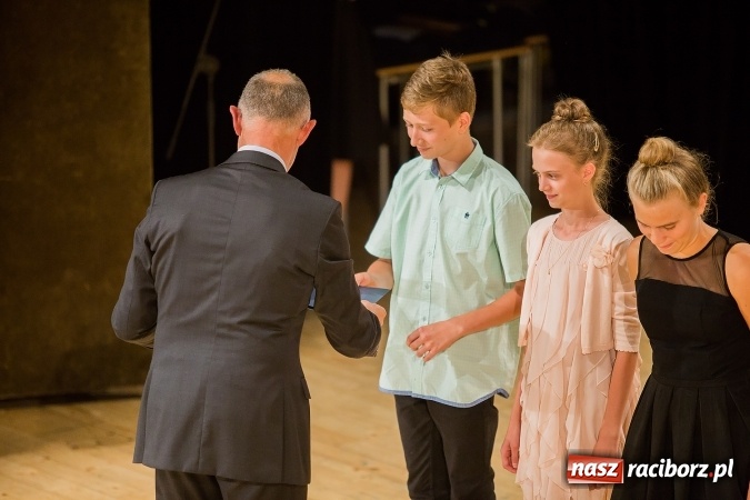 Zdjęcie w galerii na portalu naszraciborz.pl: Najlepsi uczniowie z Raciborza odebrali od prezydenta stypendia wiadomości z regionu