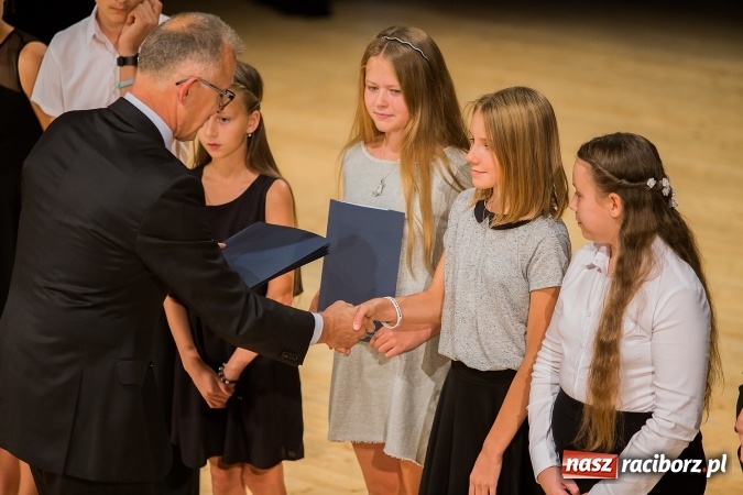Zdjęcie w galerii na portalu naszraciborz.pl: Najlepsi uczniowie z Raciborza odebrali od prezydenta stypendia wiadomości z regionu