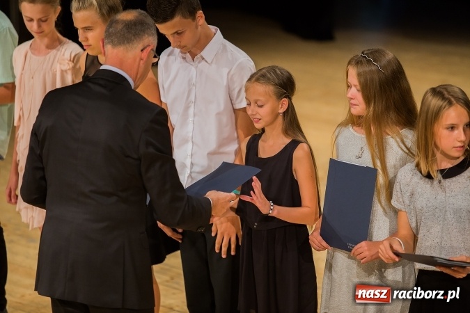 Zdjęcie w galerii na portalu naszraciborz.pl: Najlepsi uczniowie z Raciborza odebrali od prezydenta stypendia wiadomości z regionu