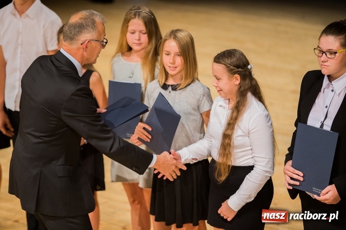 Zdjęcie w galerii na portalu naszraciborz.pl: Najlepsi uczniowie z Raciborza odebrali od prezydenta stypendia wiadomości z regionu
