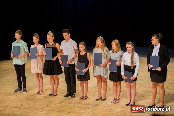 Zdjęcie w galerii na portalu naszraciborz.pl: Najlepsi uczniowie z Raciborza odebrali od prezydenta stypendia wiadomości z regionu