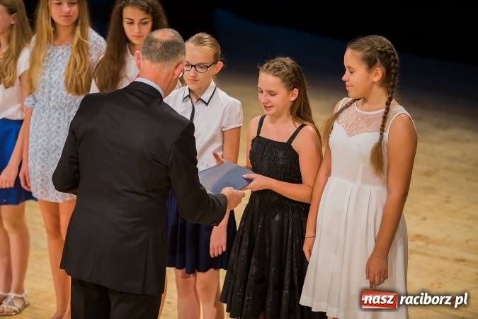 Zdjęcie w galerii na portalu naszraciborz.pl: Najlepsi uczniowie z Raciborza odebrali od prezydenta stypendia wiadomości z regionu