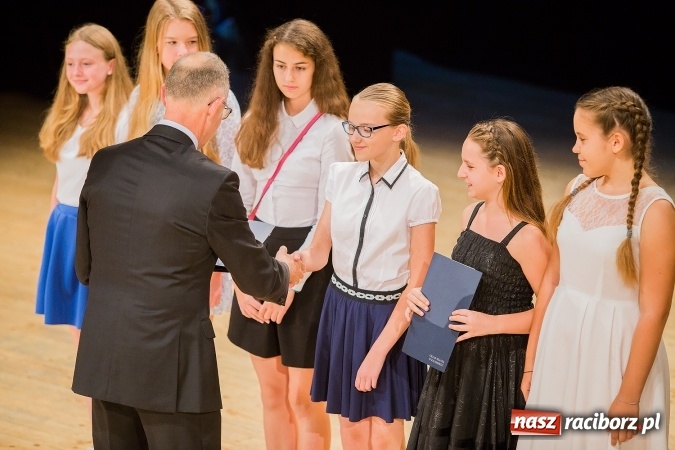 Zdjęcie w galerii na portalu naszraciborz.pl: Najlepsi uczniowie z Raciborza odebrali od prezydenta stypendia wiadomości z regionu