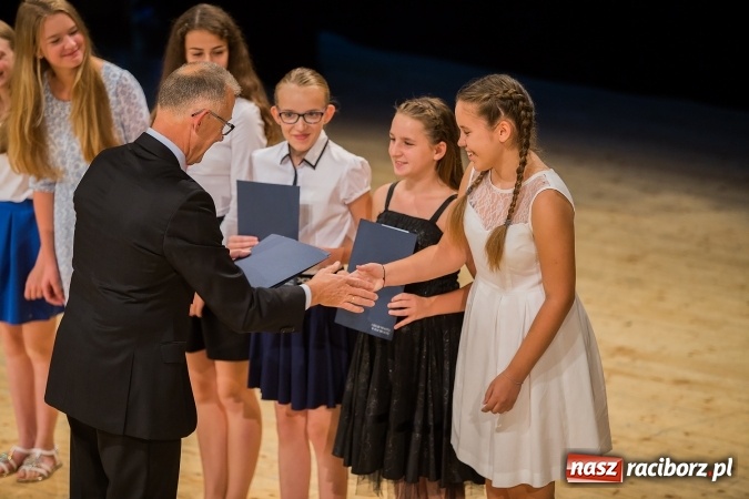 Zdjęcie w galerii na portalu naszraciborz.pl: Najlepsi uczniowie z Raciborza odebrali od prezydenta stypendia wiadomości z regionu