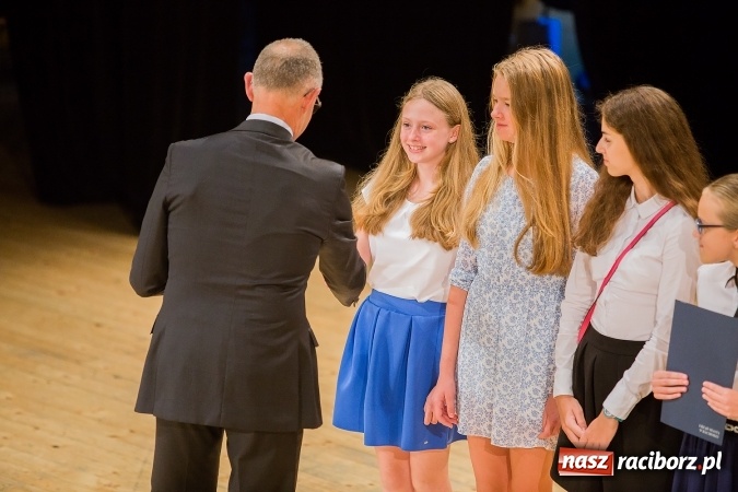 Zdjęcie w galerii na portalu naszraciborz.pl: Najlepsi uczniowie z Raciborza odebrali od prezydenta stypendia wiadomości z regionu