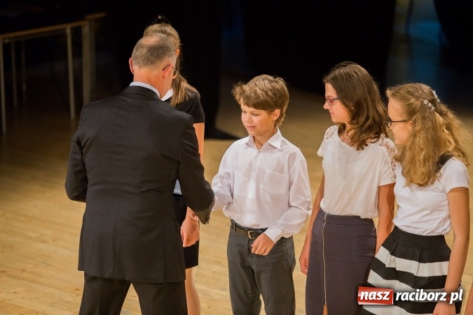 Zdjęcie w galerii na portalu naszraciborz.pl: Najlepsi uczniowie z Raciborza odebrali od prezydenta stypendia wiadomości z regionu