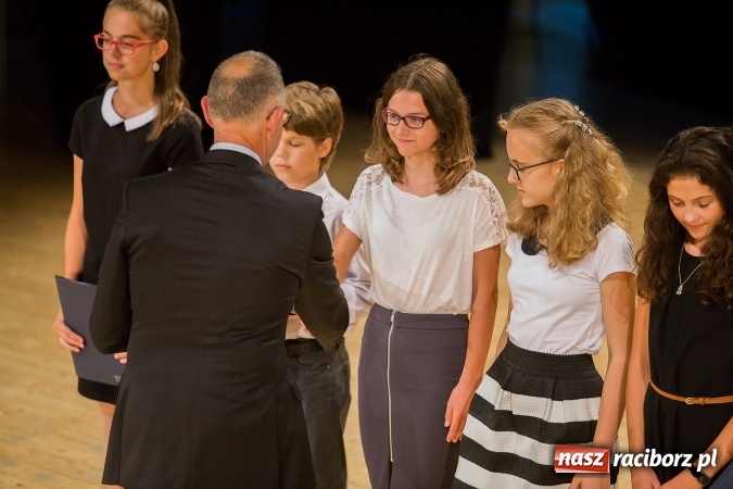 Zdjęcie w galerii na portalu naszraciborz.pl: Najlepsi uczniowie z Raciborza odebrali od prezydenta stypendia wiadomości z regionu