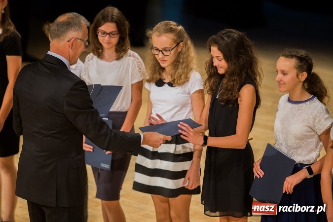 Zdjęcie w galerii na portalu naszraciborz.pl: Najlepsi uczniowie z Raciborza odebrali od prezydenta stypendia wiadomości z regionu