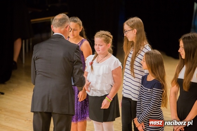 Zdjęcie w galerii na portalu naszraciborz.pl: Najlepsi uczniowie z Raciborza odebrali od prezydenta stypendia wiadomości z regionu