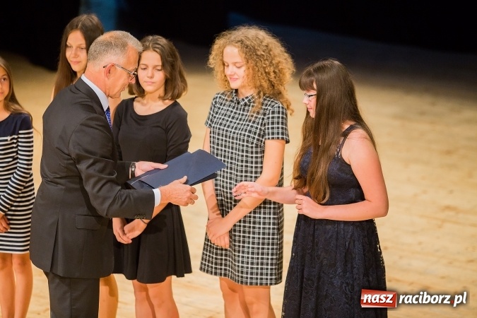 Zdjęcie w galerii na portalu naszraciborz.pl: Najlepsi uczniowie z Raciborza odebrali od prezydenta stypendia wiadomości z regionu