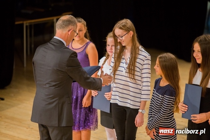 Zdjęcie w galerii na portalu naszraciborz.pl: Najlepsi uczniowie z Raciborza odebrali od prezydenta stypendia wiadomości z regionu
