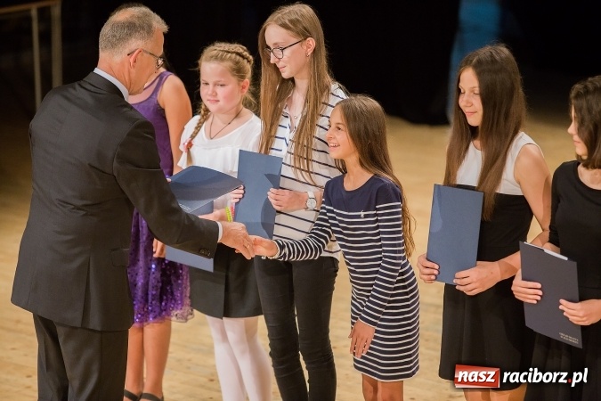 Zdjęcie w galerii na portalu naszraciborz.pl: Najlepsi uczniowie z Raciborza odebrali od prezydenta stypendia wiadomości z regionu