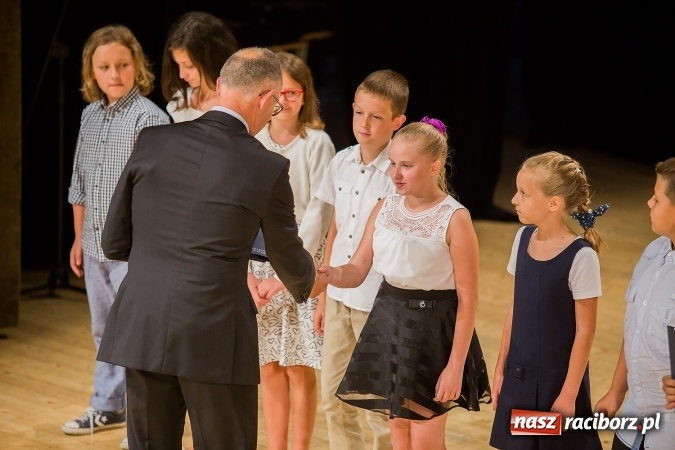 Zdjęcie w galerii na portalu naszraciborz.pl: Najlepsi uczniowie z Raciborza odebrali od prezydenta stypendia wiadomości z regionu